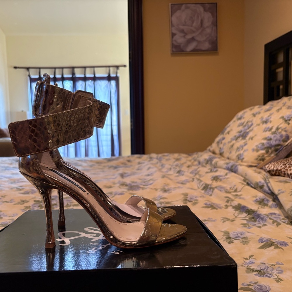 Alice and Olivia brand new heels